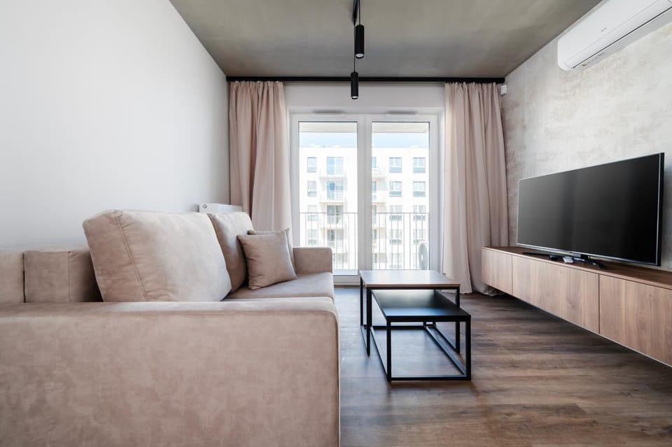 TV and multimedia, Living room, Seating area, Evening entertainment