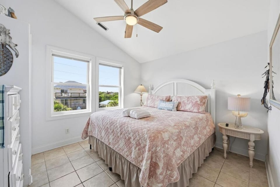 Klumzy Pelican - Luxury Beachfront w Elevator Apartment in Surf City