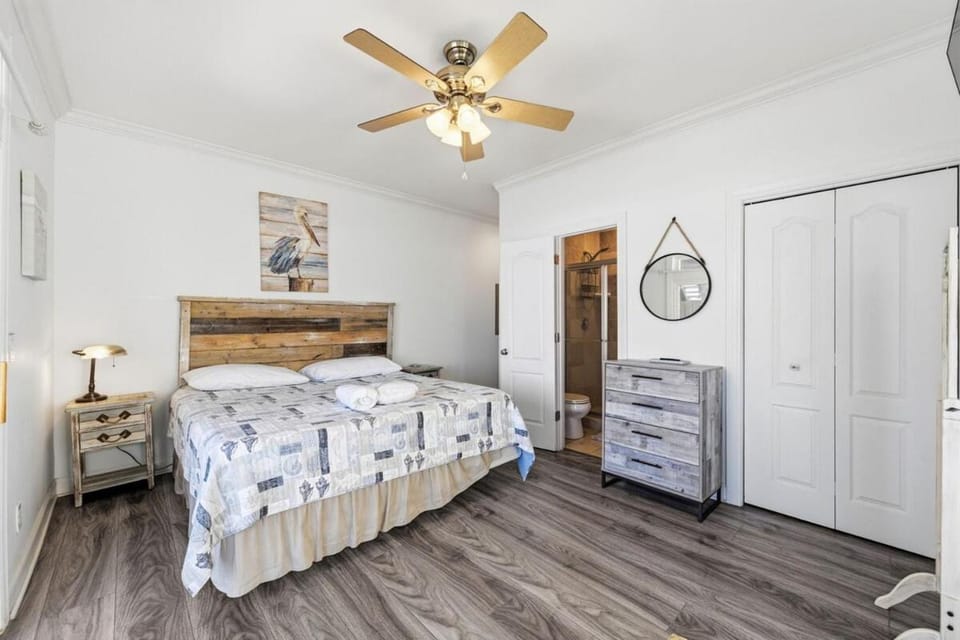 Klumzy Pelican - Luxury Beachfront w Elevator Apartment in Surf City