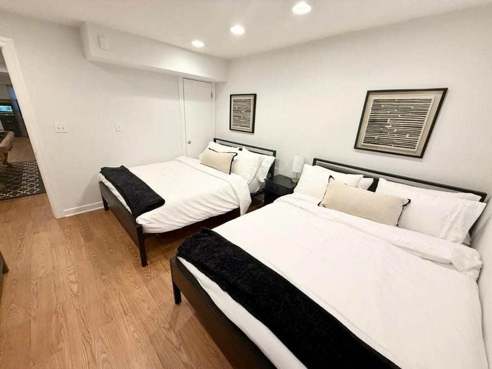 Lincoln Park - Amazing Game Room - Best Location Villa in Lincoln Park