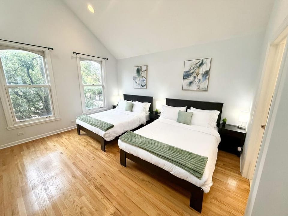 Lincoln Park - Amazing Game Room - Best Location Villa in Lincoln Park