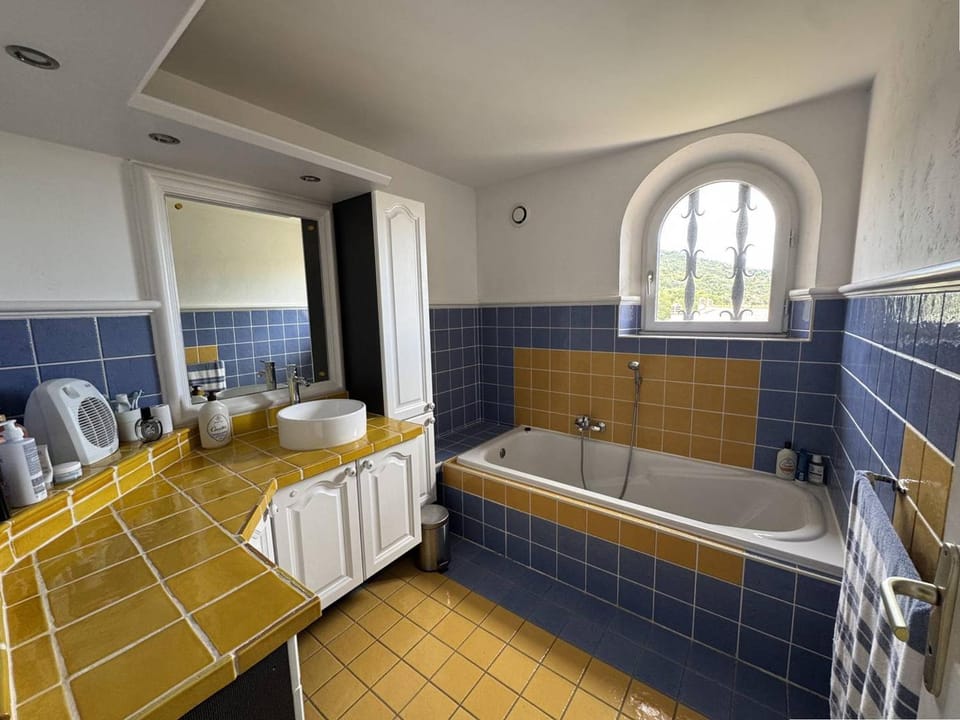Villa vue mer, animaux admis - 12 pers. Villa in Bormes-les-Mimosas