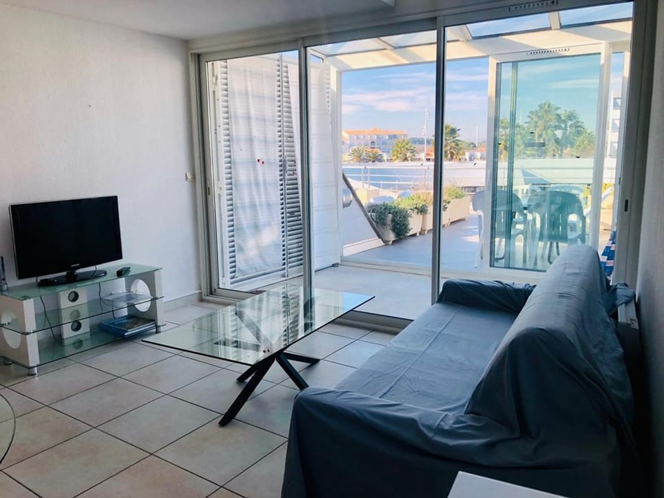 Grand appartement terrasse et vue piscine - FR-1-867-15 Apartment in Agde
