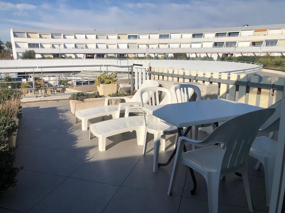 Grand appartement terrasse et vue piscine - FR-1-867-15 Apartment in Agde