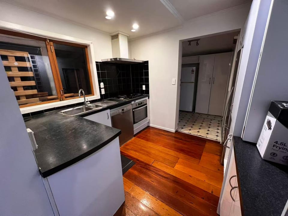 Restaurant/places to eat, Kitchen or kitchenette