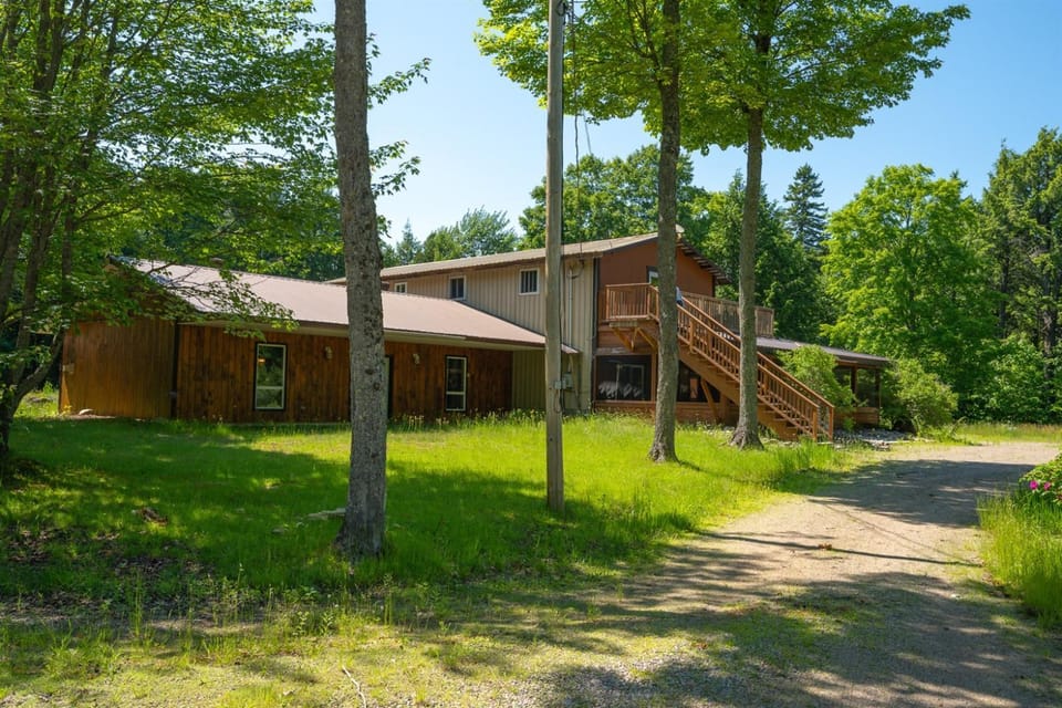 M1 Spacious Lodge Madawaska Ideal for GroupsTrails Chalet in Hastings Highlands