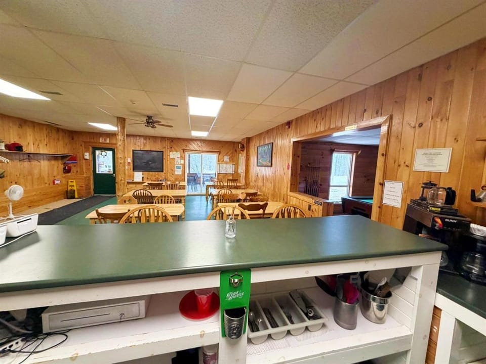 M1 Spacious Lodge Madawaska Ideal for GroupsTrails Chalet in Hastings Highlands