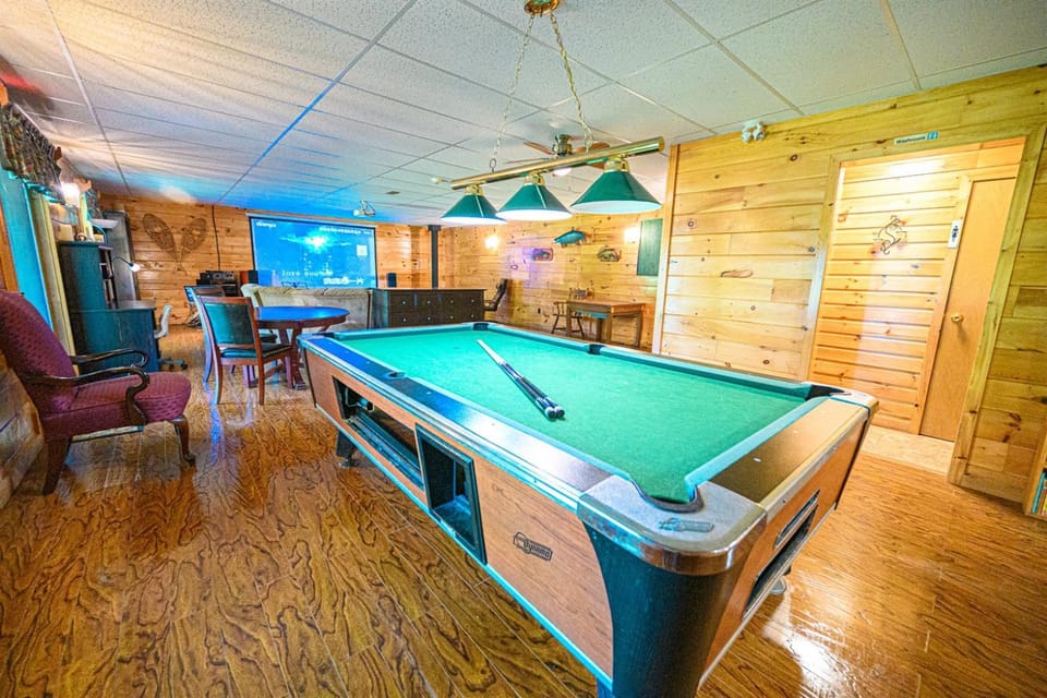 M1 Spacious Lodge Madawaska Ideal for GroupsTrails Chalet in Hastings Highlands