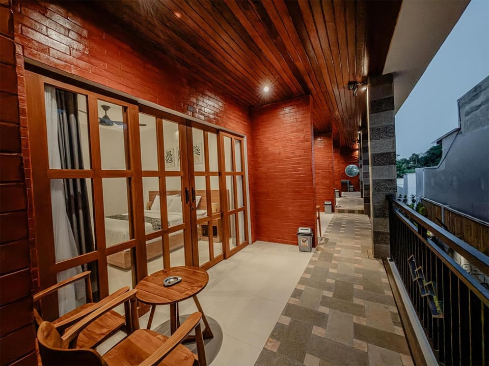 Property building, Patio, Patio, Balcony/Terrace
