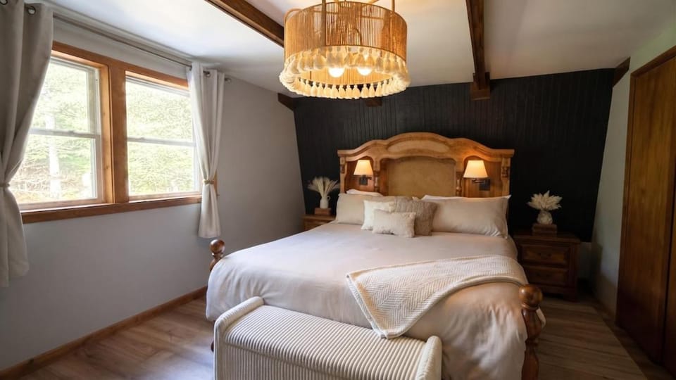 Evergreen Lodge, Hot Tub Retreat Near Lake Placid and White Face Chalet in Adirondack Mountains