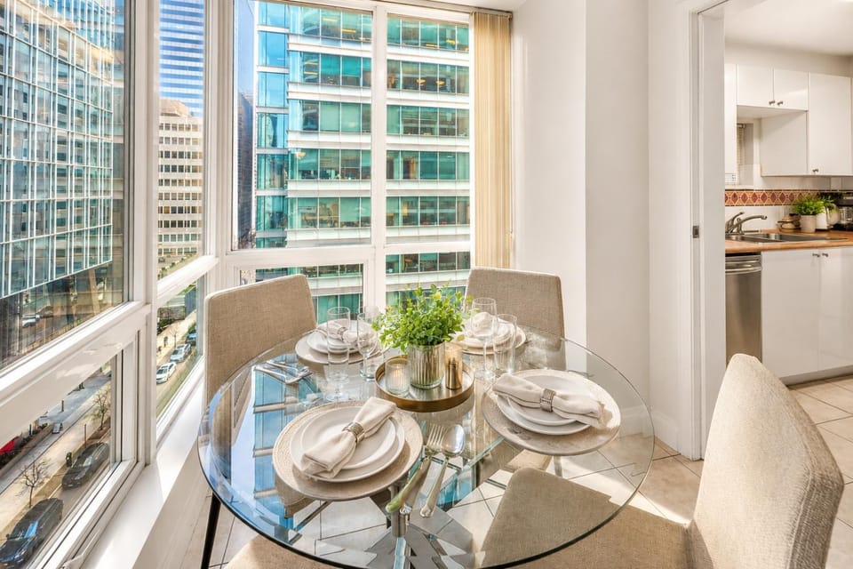Urban 2BR Retreat in Downtown Vancouver Apartment in Vancouver