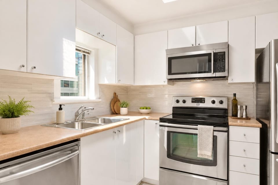 Urban 2BR Retreat in Downtown Vancouver Apartment in Vancouver