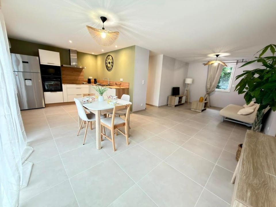 Maison 6 pers, Clim, Wi-Fi, petit jardin et parking privé Apartment in Provence-Alpes-Côte d'Azur