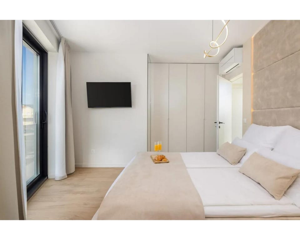 Bed, TV and multimedia, Photo of the whole room, Bedroom, towels