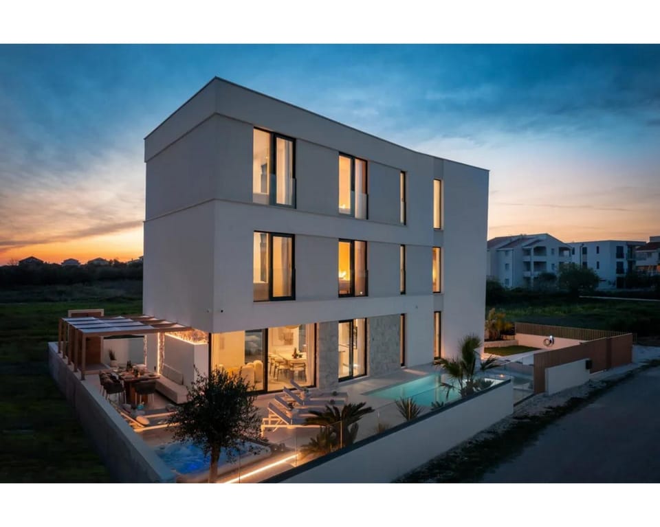 Property building, Pool view, Swimming pool, Parking