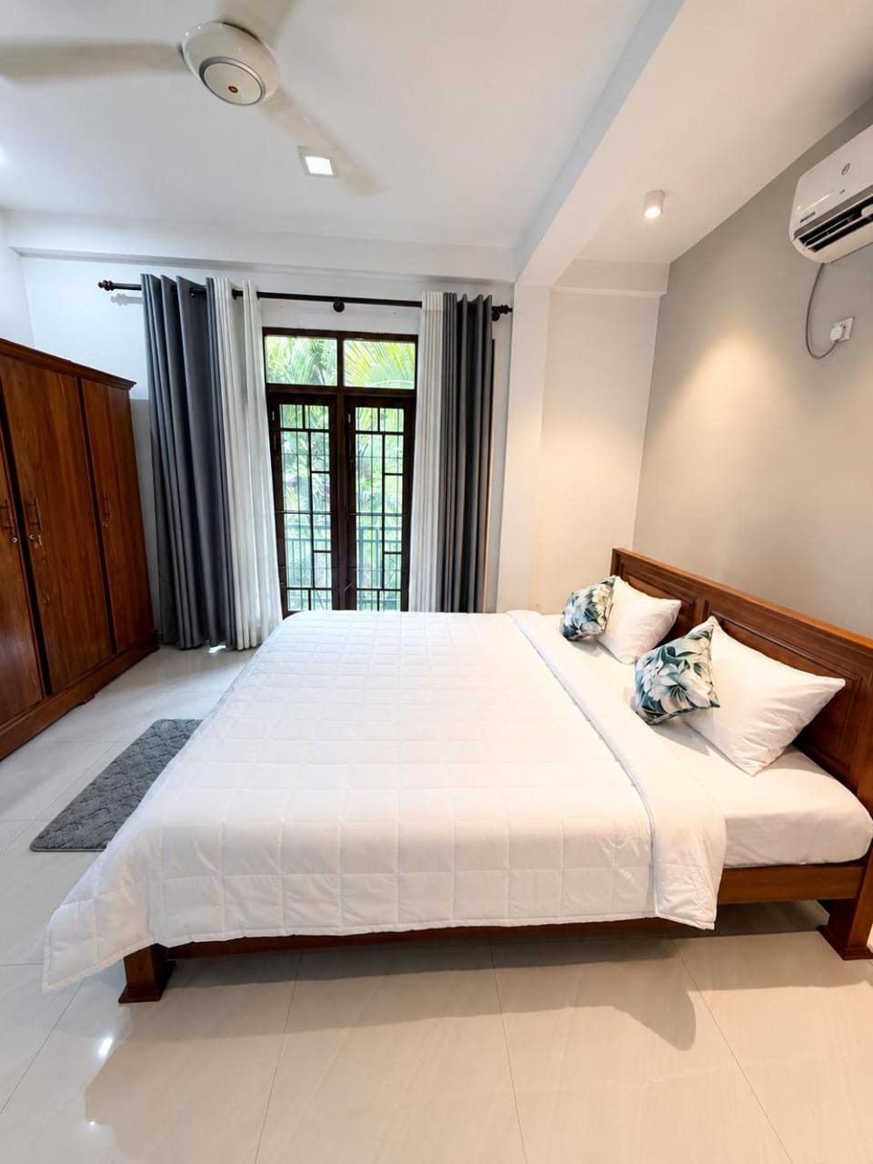 Bed, Photo of the whole room, Bedroom, flat iron, wardrobe, air conditioner