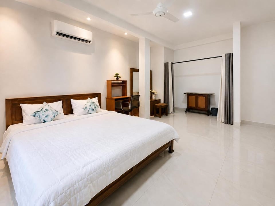 Bed, Photo of the whole room, Bedroom, flat iron, wardrobe, air conditioner