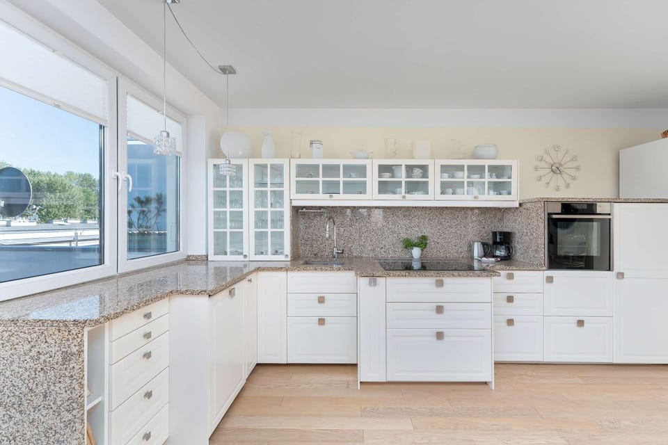 Kitchen or kitchenette, dishwasher, stove