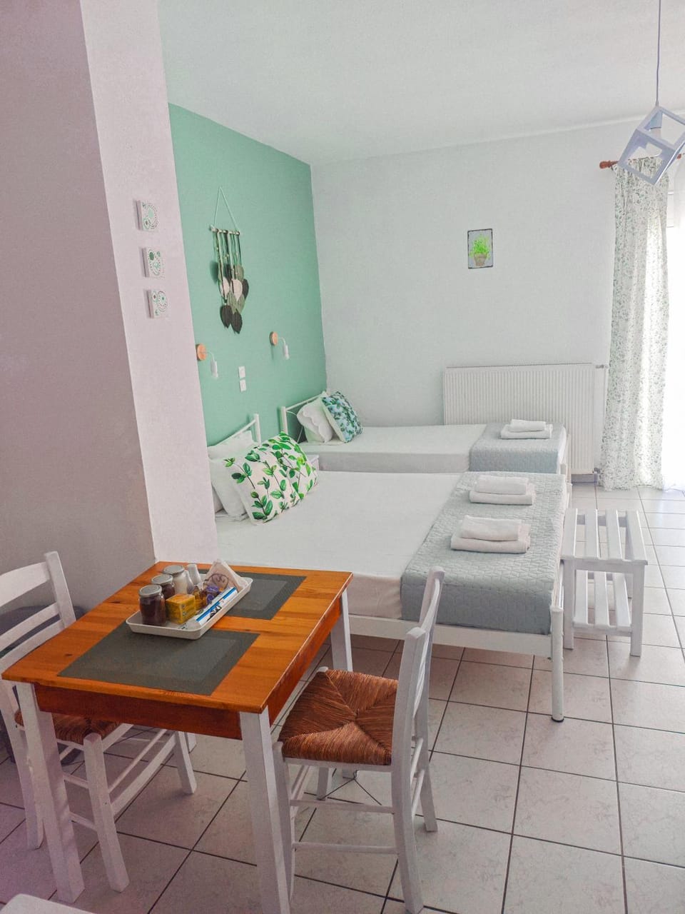 Bed, Photo of the whole room, Dining area