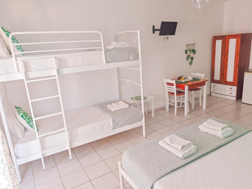 Bed, TV and multimedia, Photo of the whole room, bunk bed, towels, wardrobe