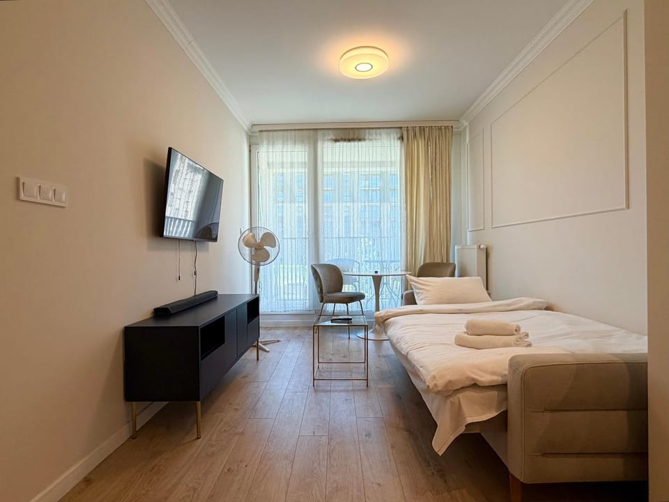 Bed, TV and multimedia, Living room, Photo of the whole room, Seating area, Bedroom, towels