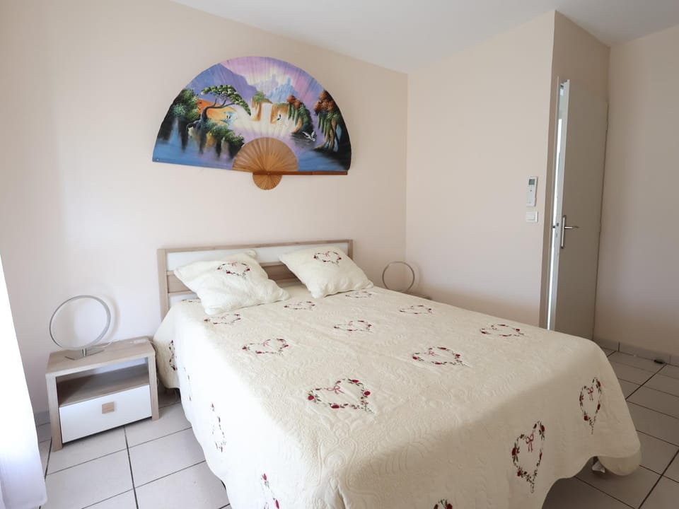 Bed, Photo of the whole room, Bedroom, air conditioner, air conditioner