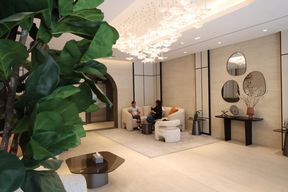 Modern 1BR Near Metro - Minutes to Downtown & DIFC Apartment in Dubai