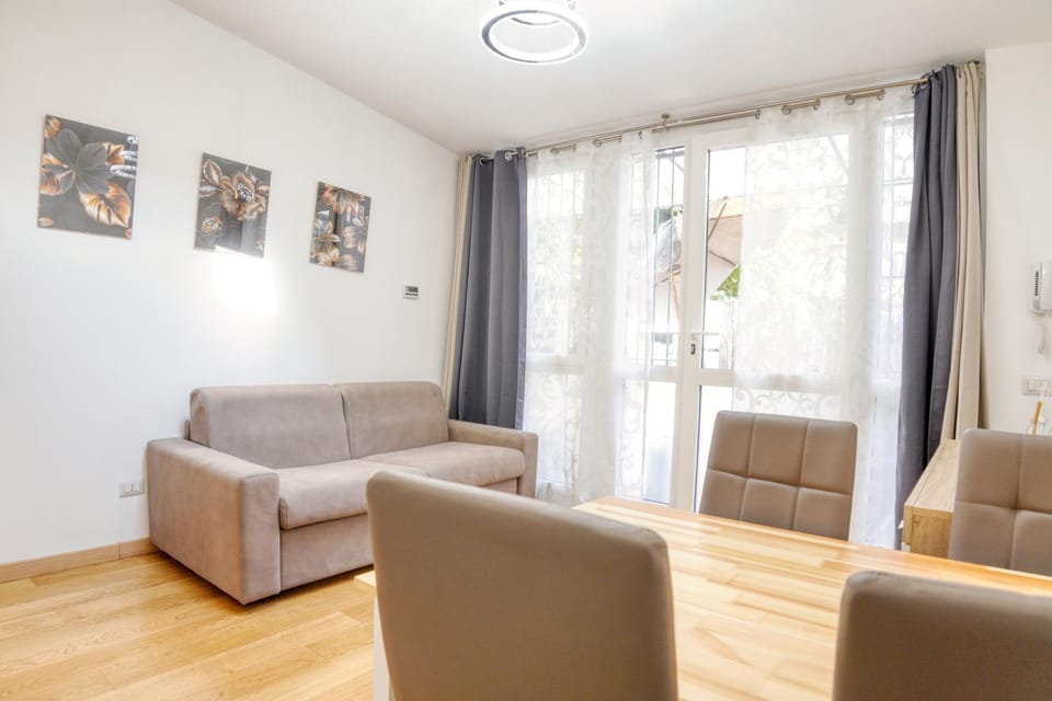 Modern Apartment with Private Patio near Navigli & Bocconi Apartment in Milan