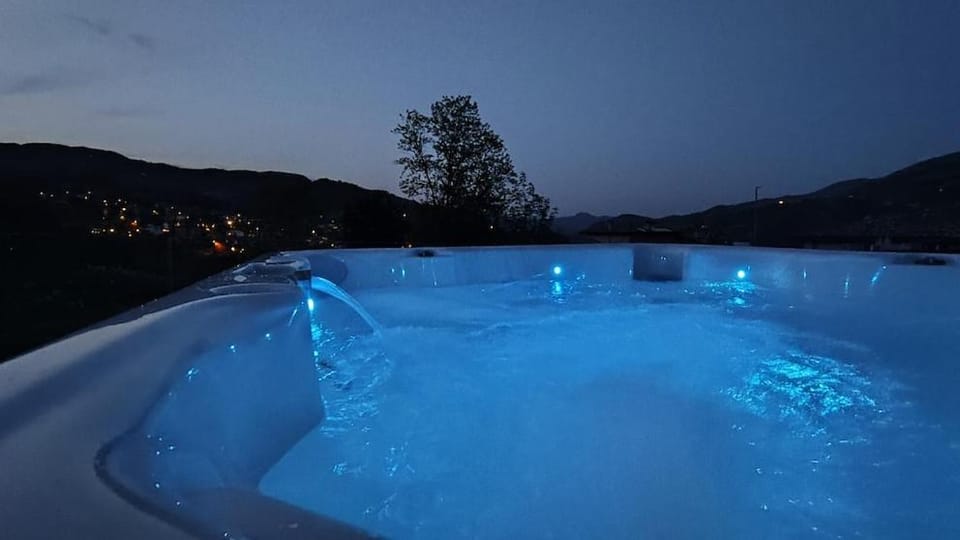 Hot Tub, Swimming pool