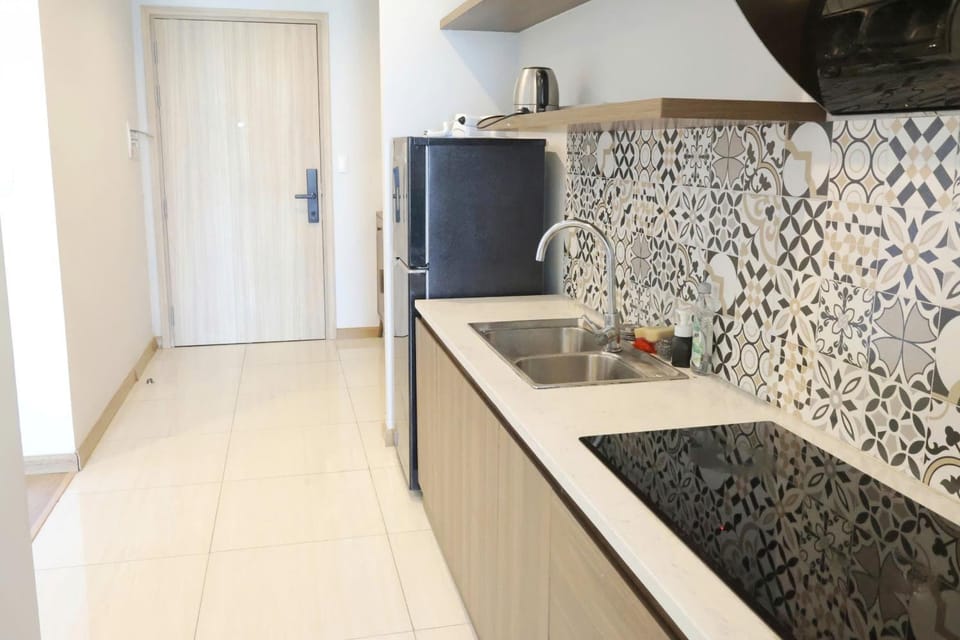 Kitchen or kitchenette, minibar, stove