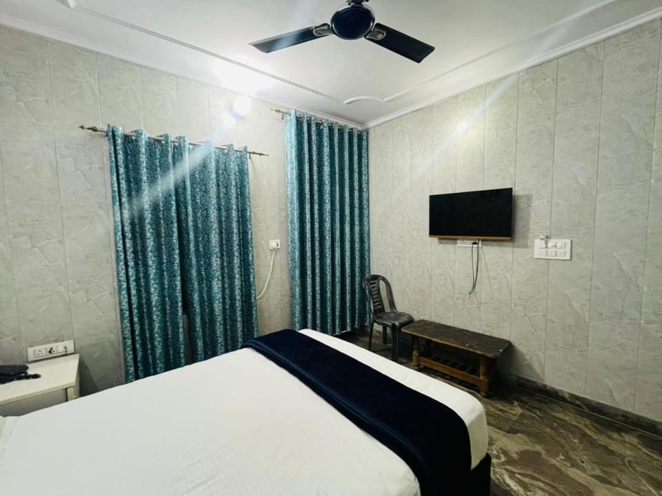 Bed, TV and multimedia, Photo of the whole room, Bedroom, fireplace, air conditioner