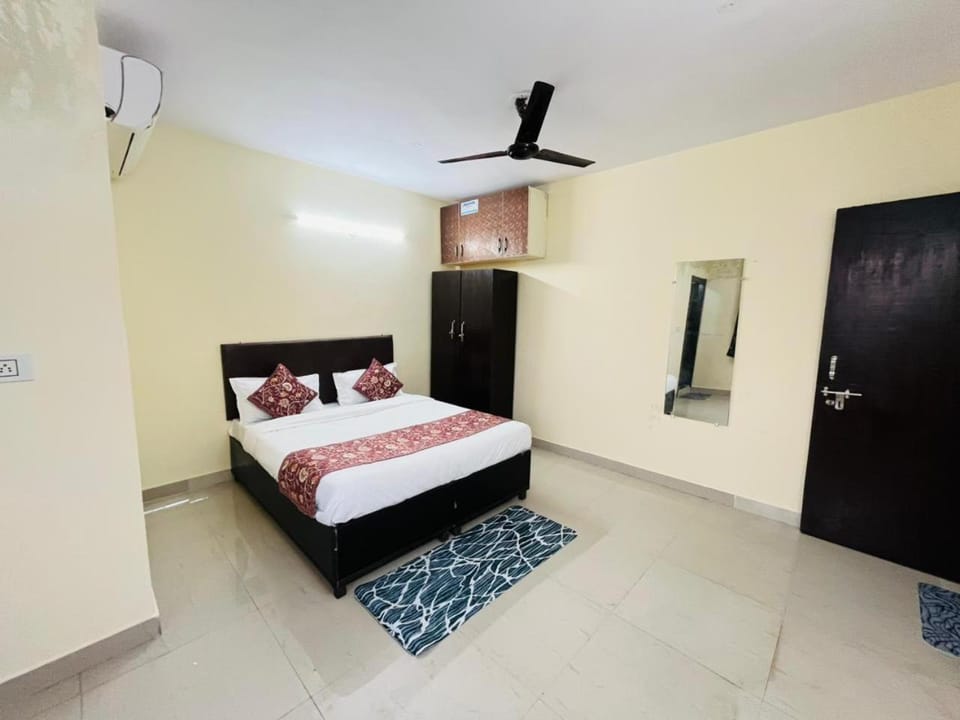 Bed, Photo of the whole room, Bedroom, fireplace, wardrobe