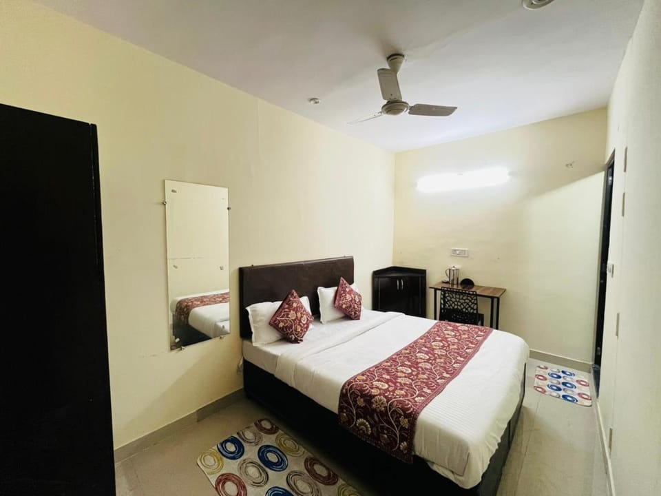 Bed, Photo of the whole room, Bedroom, fireplace, wardrobe