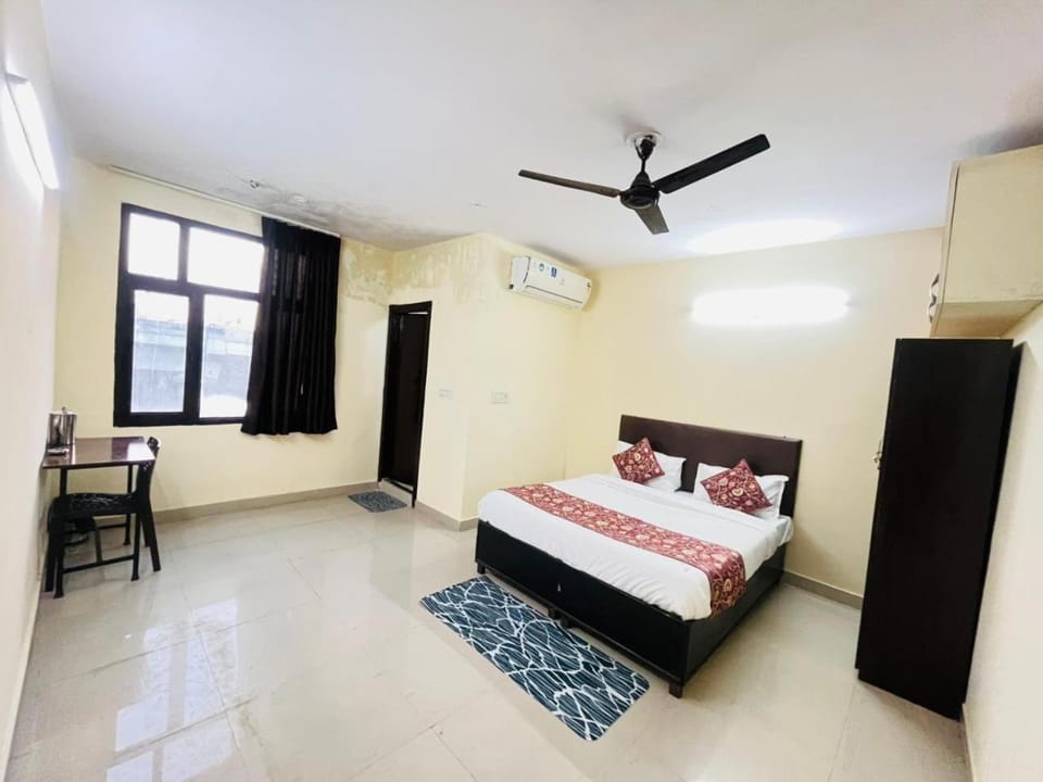 Bed, Photo of the whole room, Bedroom, fireplace, air conditioner