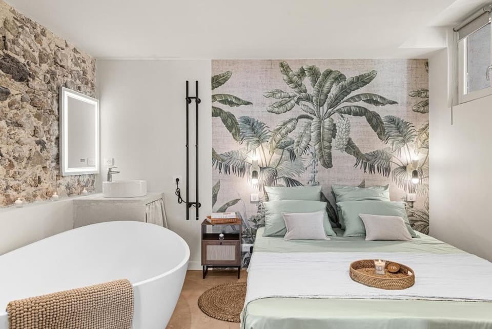 Romantic suite- Beach within walking distance- Old Antibes Apartment in Antibes