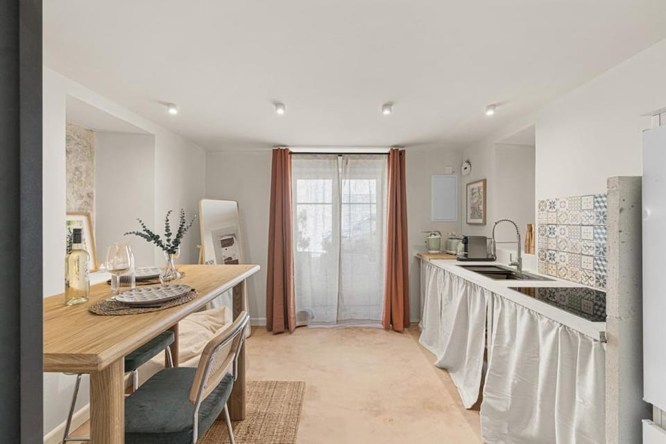 Romantic suite- Beach within walking distance- Old Antibes Apartment in Antibes