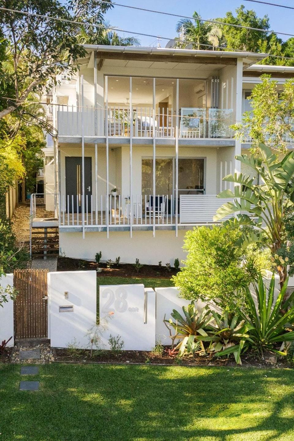 Townhouse with Private Magnesium Pool House in Noosa Heads