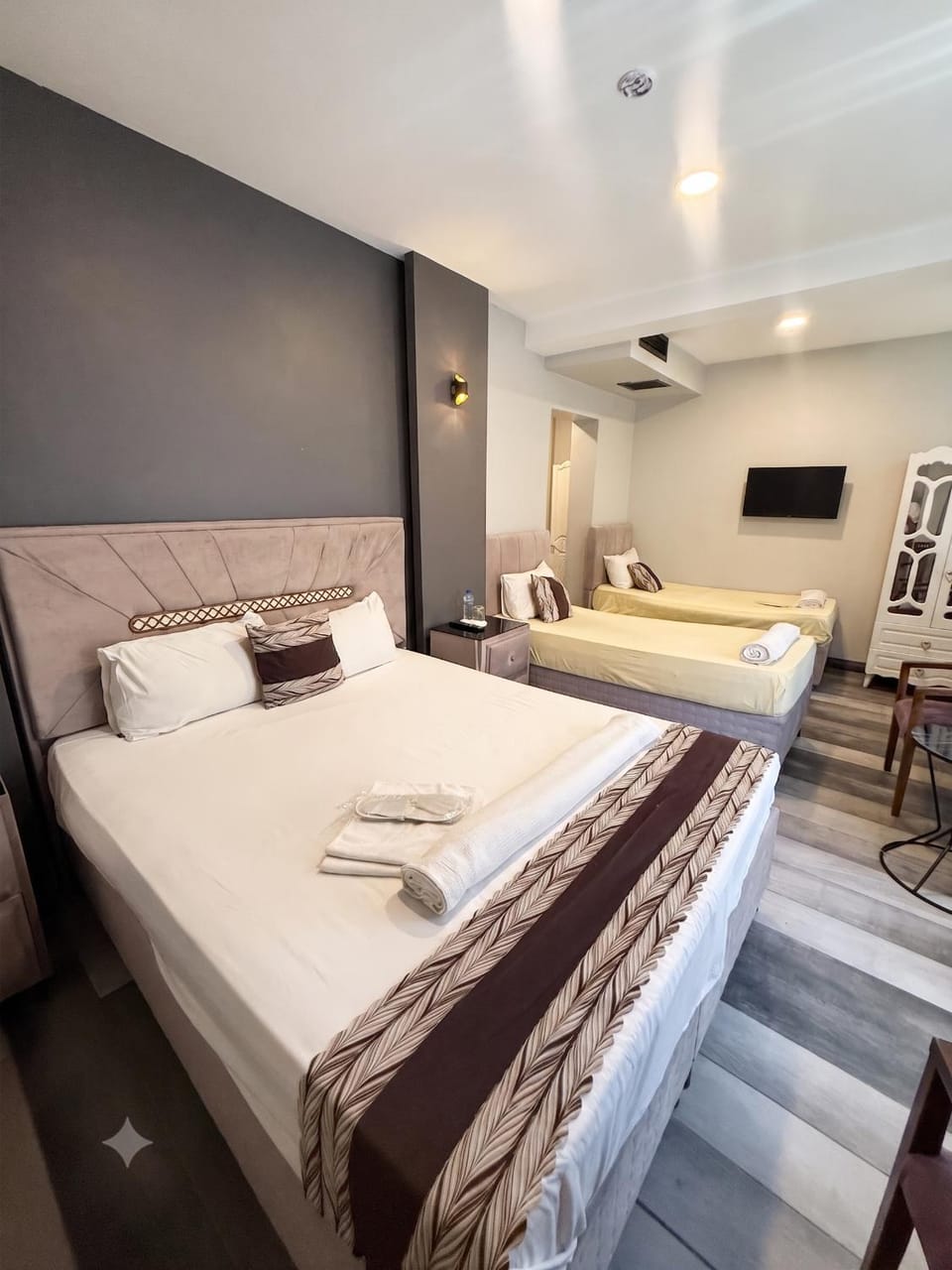 Bed, TV and multimedia, Living room, Photo of the whole room, Seating area, Bedroom, towels