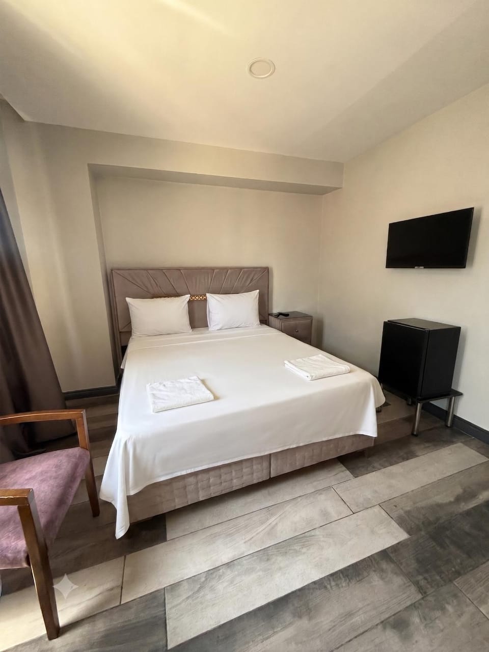 Bed, TV and multimedia, Photo of the whole room, Bedroom