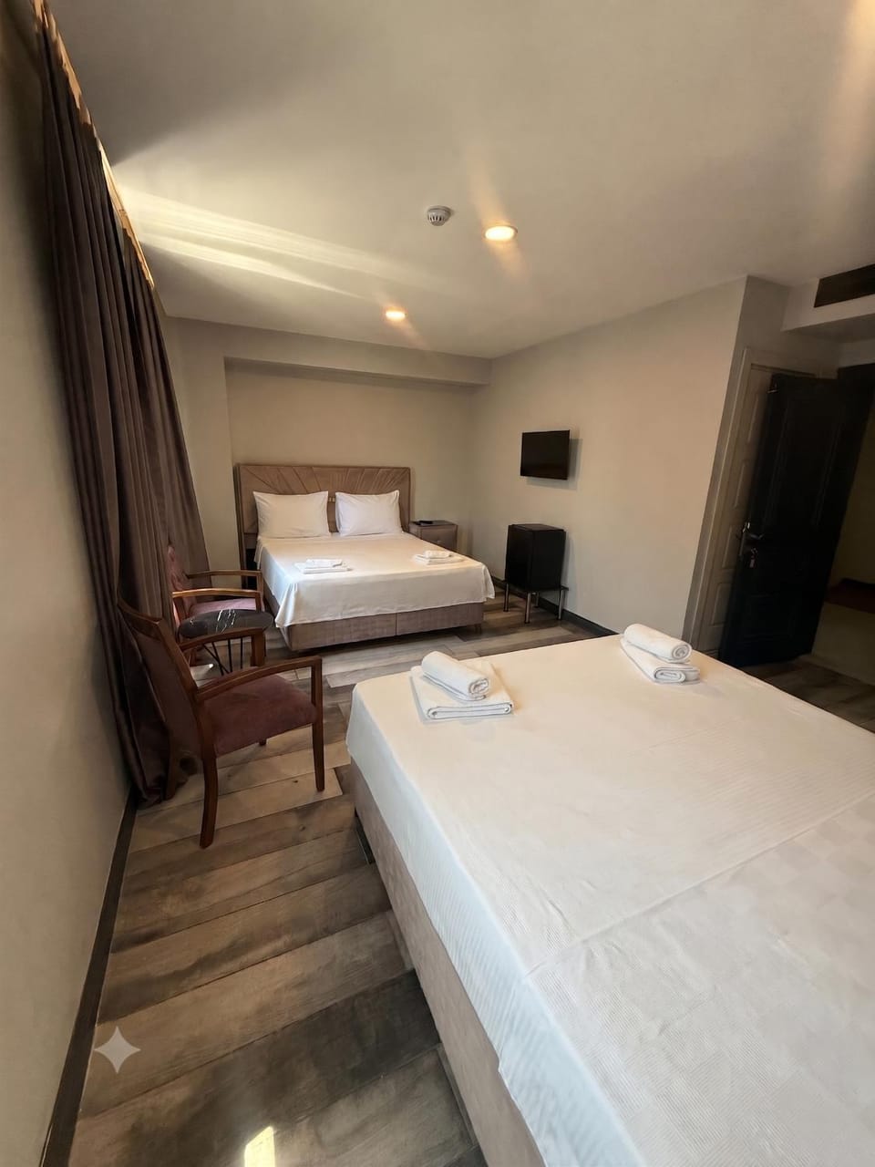 Bed, TV and multimedia, Photo of the whole room, Bedroom, towels