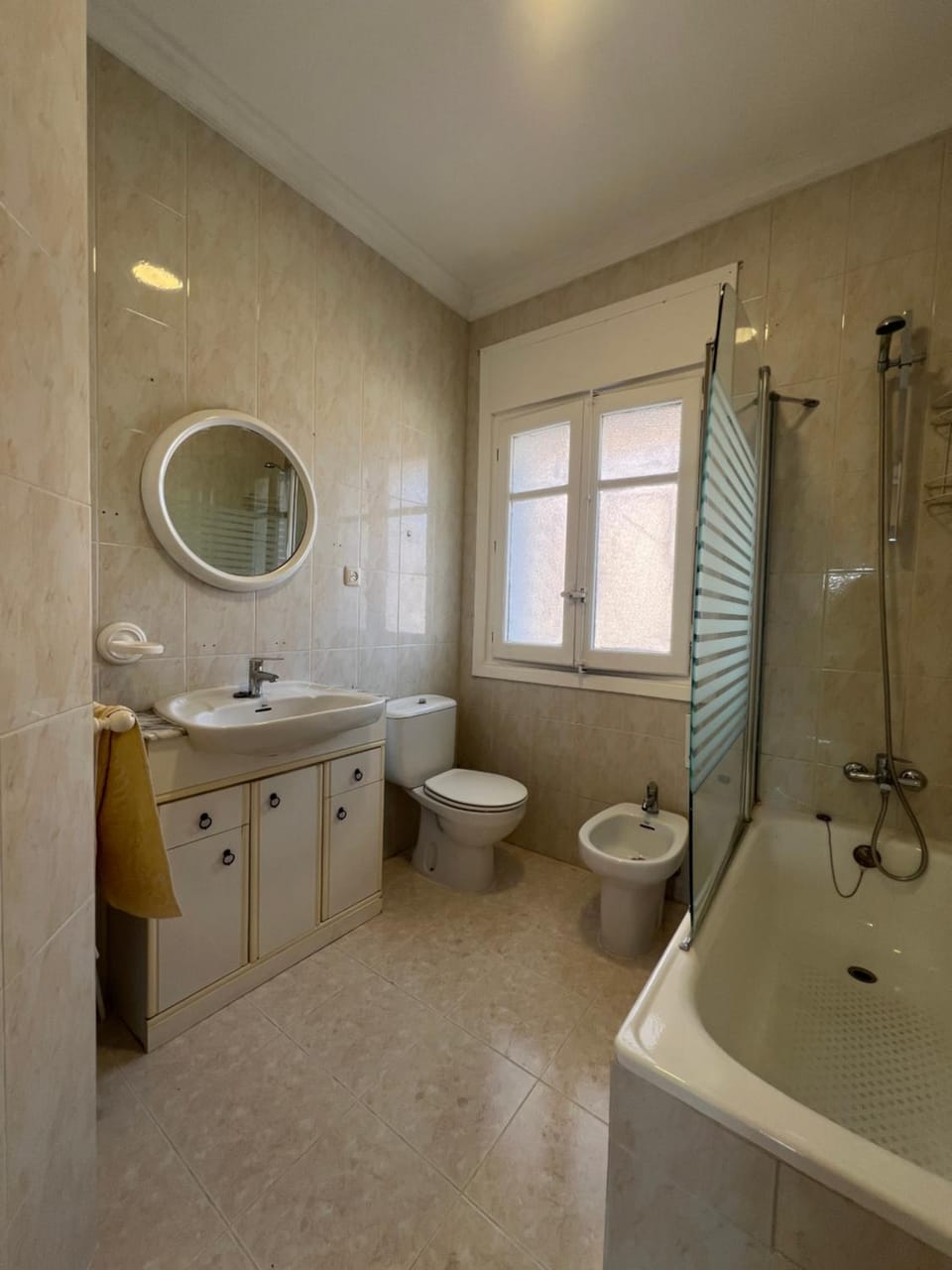 Shower, Toilet, Bathroom, Bath, bidet, towels