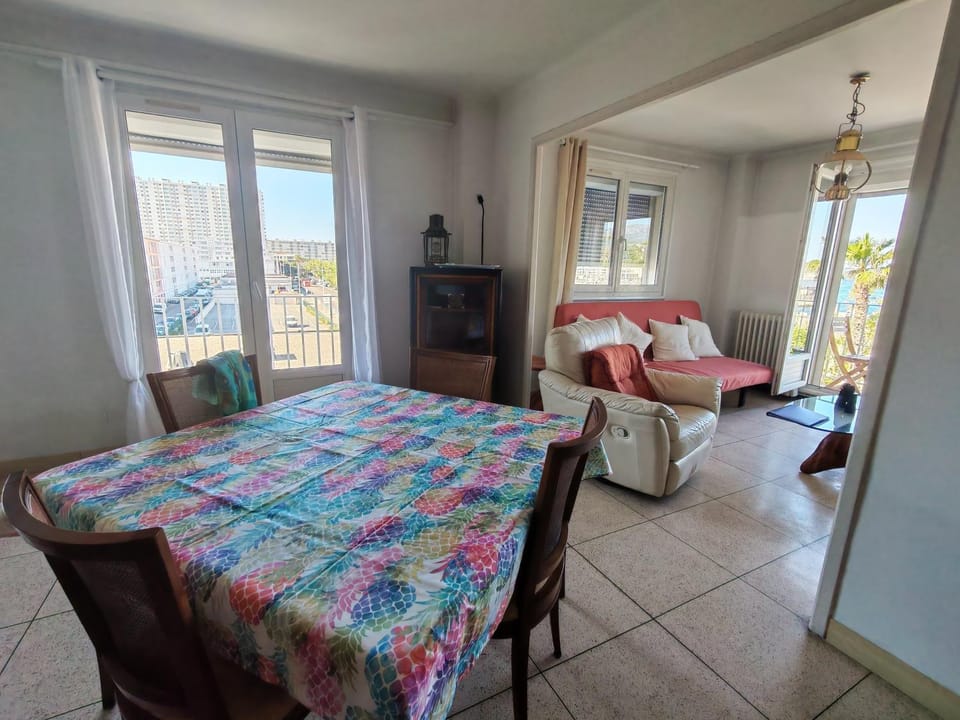 Bed, Living room, Seating area, Dining area