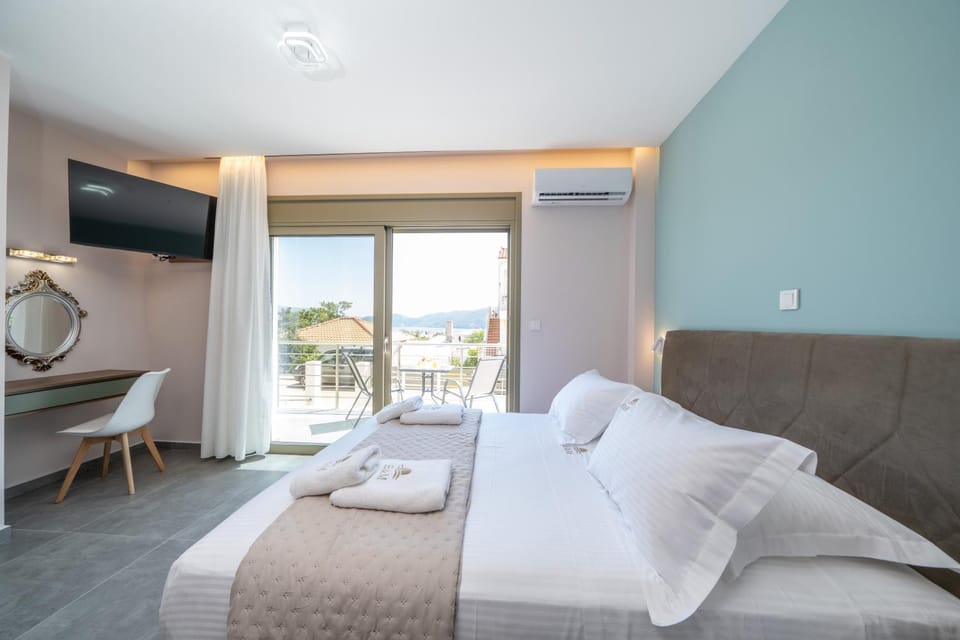 Bed, Natural landscape, TV and multimedia, Photo of the whole room, Bedroom, towels, air conditioner