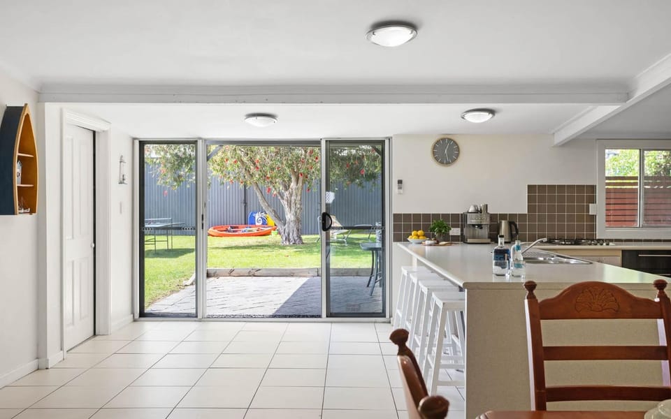The Anchorage - Sleeps 12. 4 Bedrooms. 2 Bathrooms. Pets Welcome House in Normanville