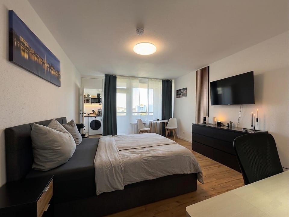 Bed, TV and multimedia, Living room, Photo of the whole room, Seating area, Evening entertainment, Bedroom