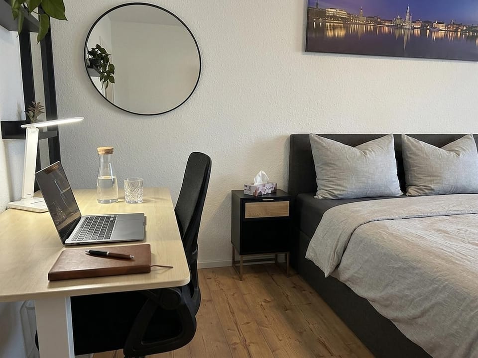 Bed, TV and multimedia, Living room, Photo of the whole room, Seating area, Bedroom