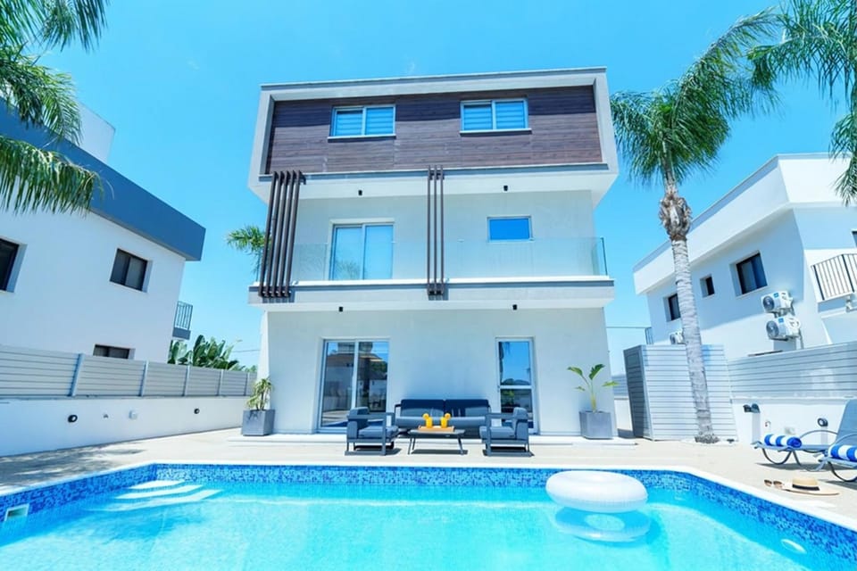 Property building, Patio, Day, Swimming pool, sunbed