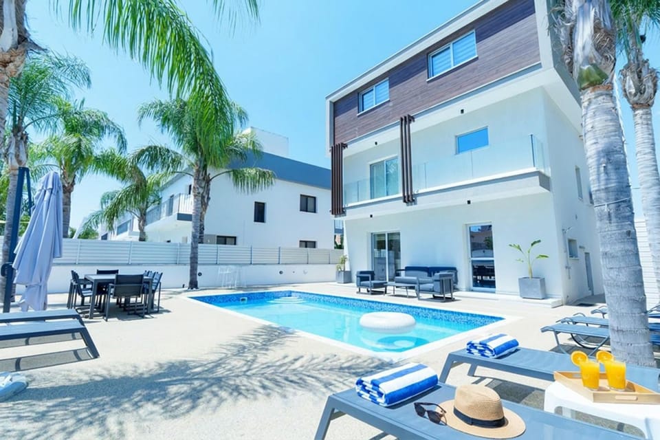 Property building, Patio, Day, Balcony/Terrace, Food and drinks, Dining area, Pool view, Swimming pool, sunbed