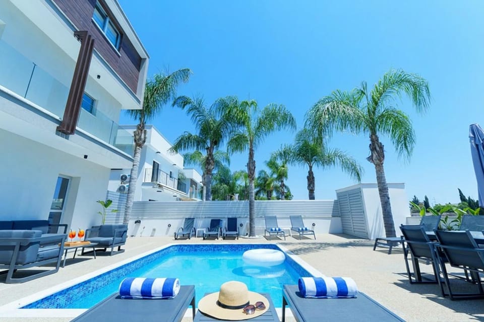 Property building, Patio, Day, Pool view, Swimming pool, sunbed