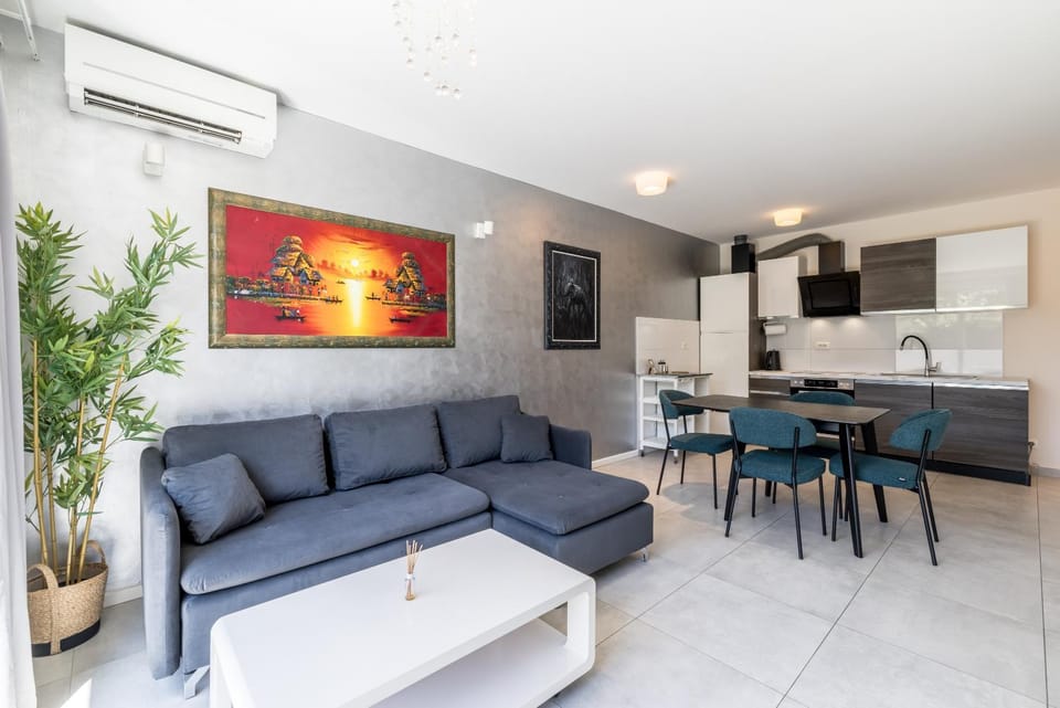 Living room, Dining area, air conditioner